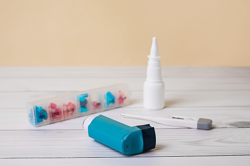 Azytromycyna skuteczna w indukowaniu remisji niekontrolowanej astmy