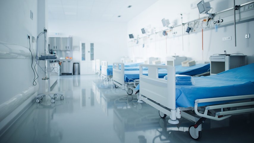 Opustoszałe porodówki na...