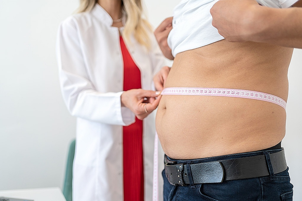 Pacjent z MAFLD w gabinecie lekarza praktyka