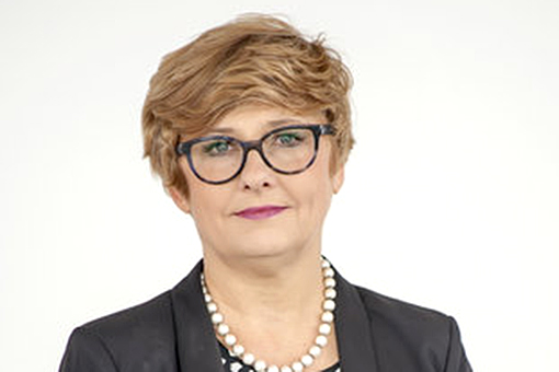 Stara kobieta siedzi przed pustym gabinetem, a leczy się na oddziale szpitalnym, którego nie ma ►