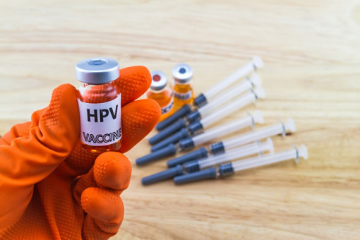 Niezbędna jest edukacja i ułatwienie dostępu do szczepień przeciwko HPV