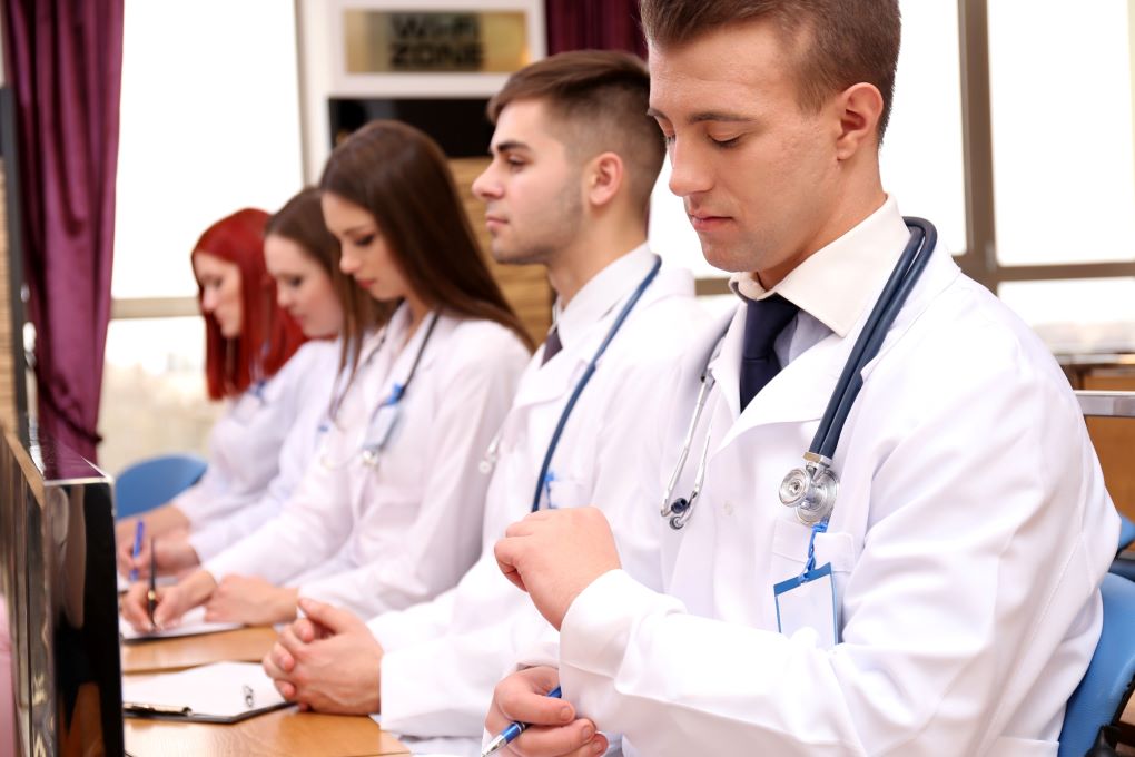 Dlaczego nie są znane tegoroczne limity przyjęć na kierunek lekarski?