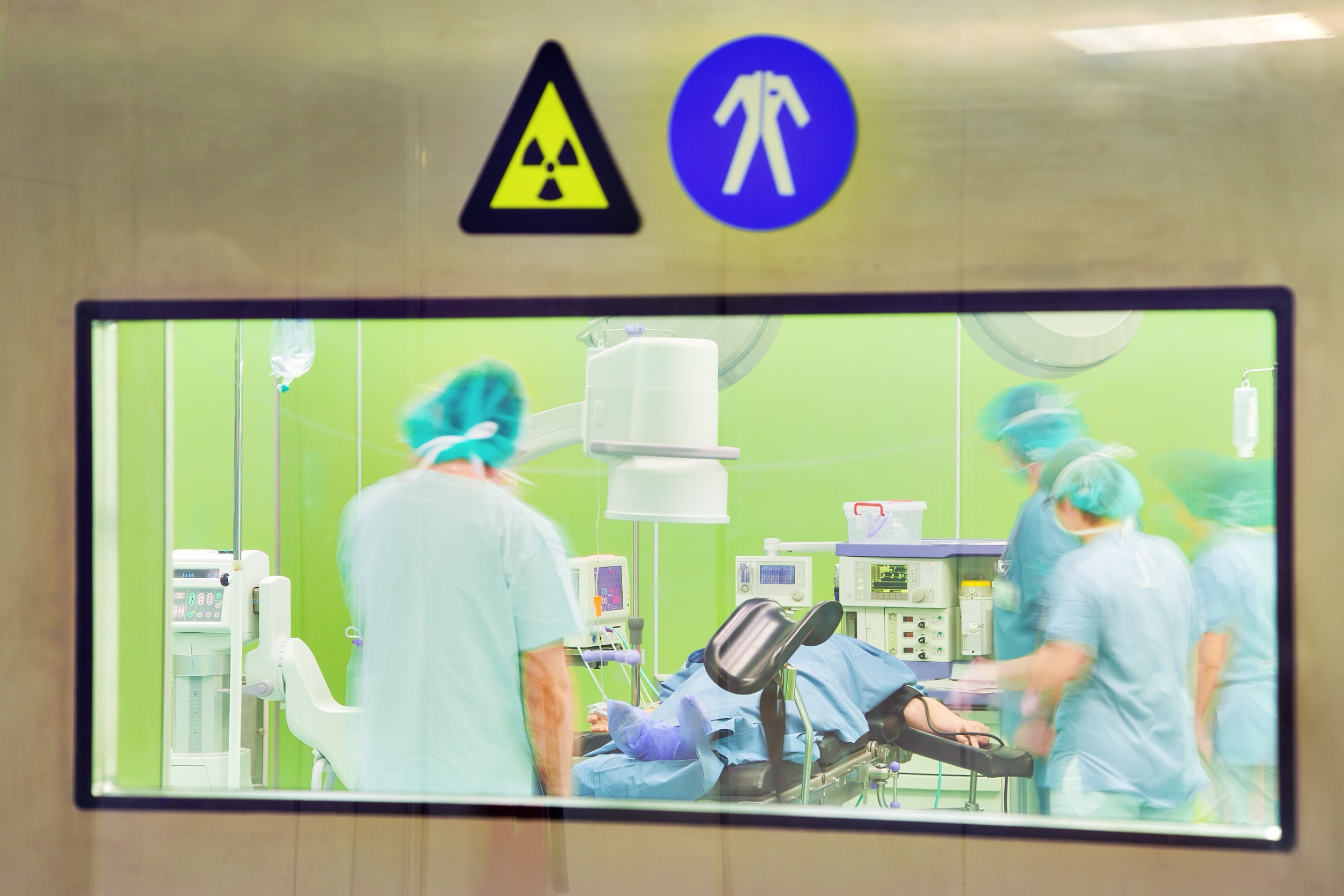 Kto opracuje wzorcowe medyczne procedury radiologiczne w medycynie nuklearnej?