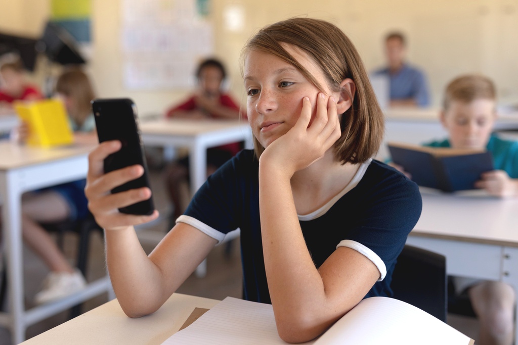 Dania wprowadzi zakaz używania telefonów komórkowych w szkołach