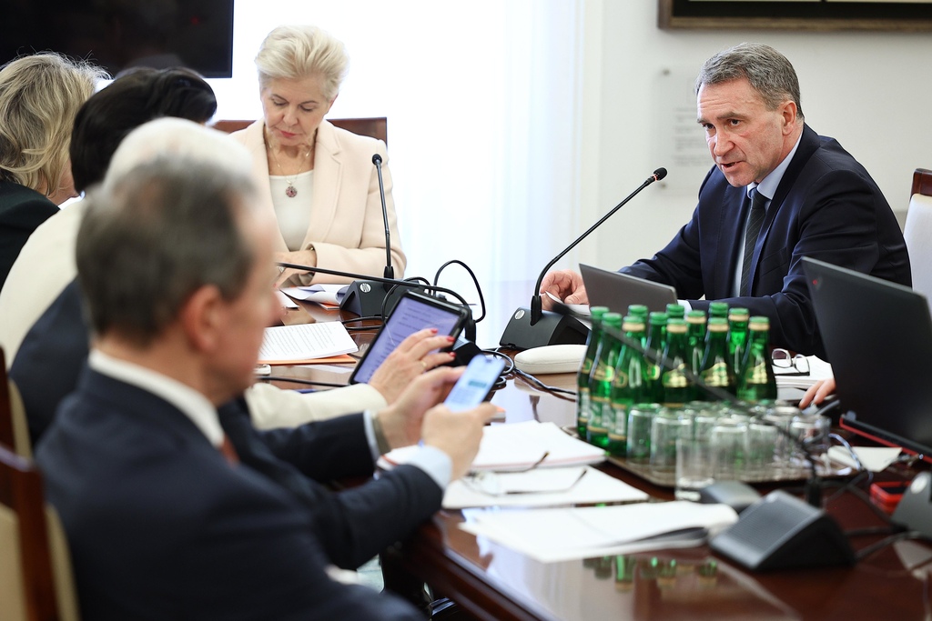 Zgony w karetkach przed szpitalami ►