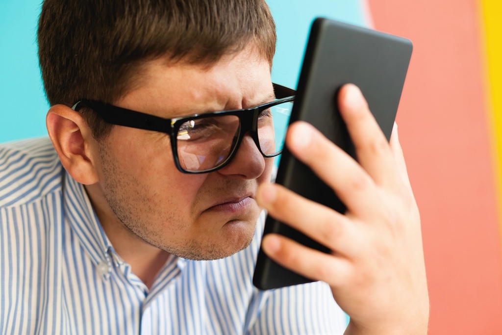 Krótkowzroczność – telefony uszkadzają oczy