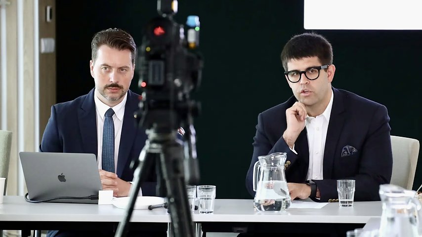 Publiczne albo prywatne –...